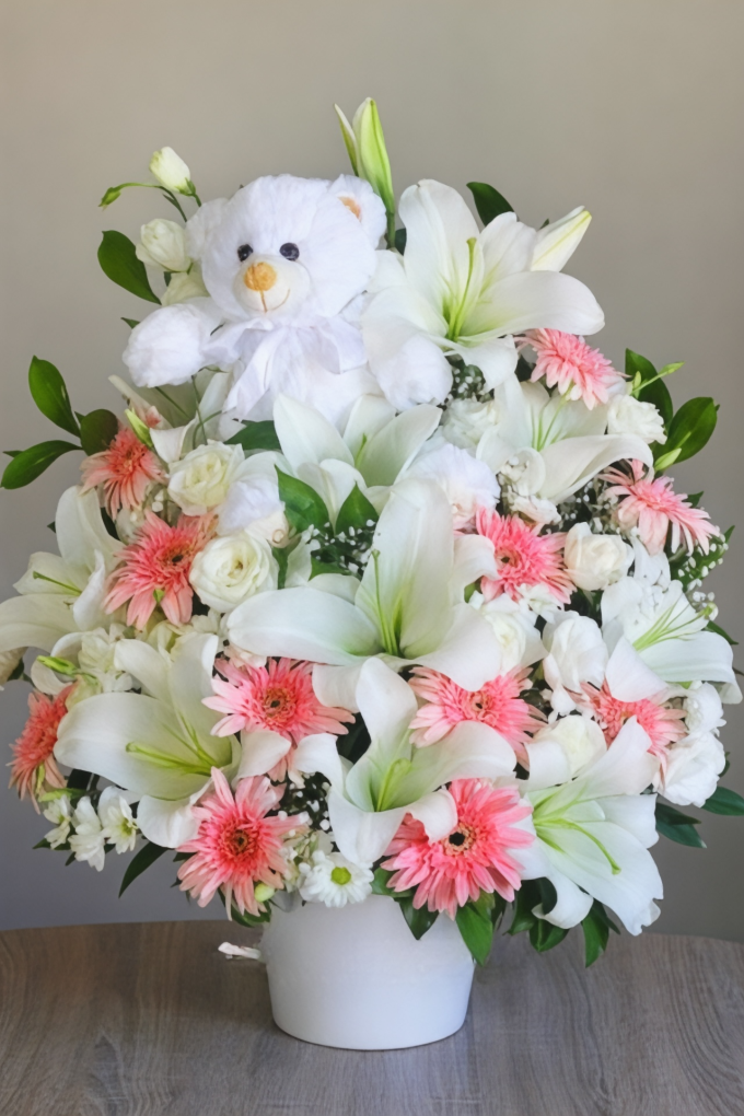 Hoşgeldin Kız Bebek Aranjmanı – Lilyum & Gerbera Ayıcıklı