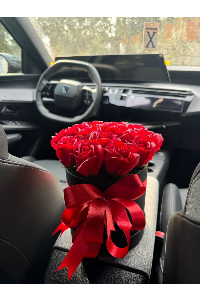 Ufak Kutuda Kırmızı Yapay Güller