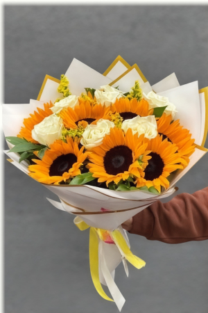 Ay Çiçekleri Ve Güller