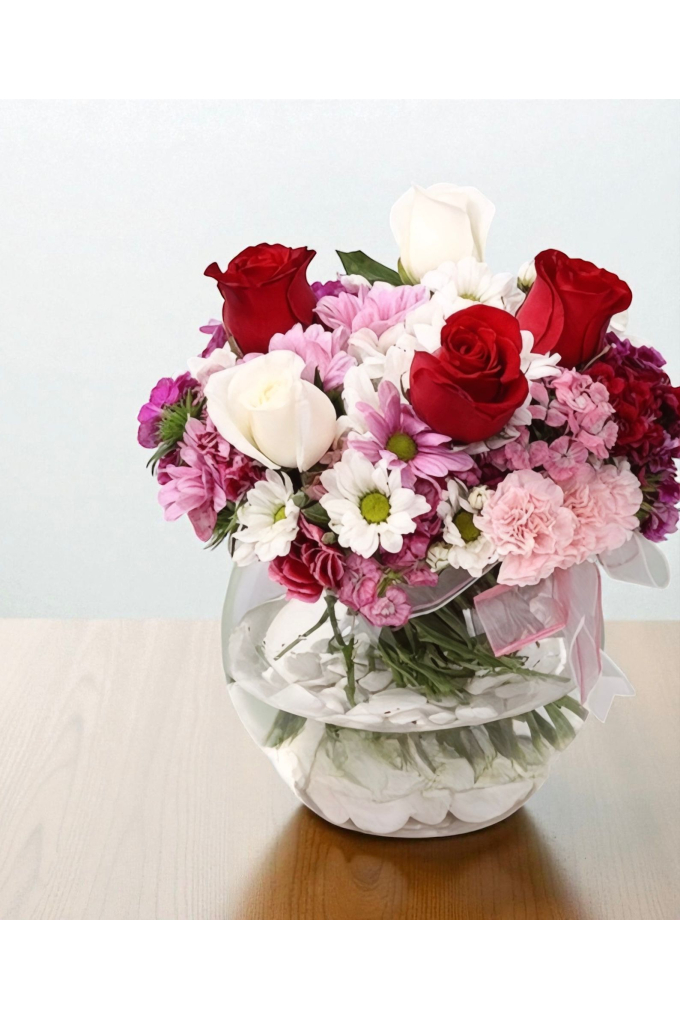 Mevsim Çiçekleri ve Güllü Cam Vazo Aranjmanı Mevsim Çiçekleri ve Güllü Cam Vazo Aranjmanı