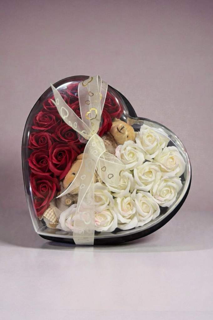 Kalp Kutuda Kırmızı & Beyaz Yapay Gül