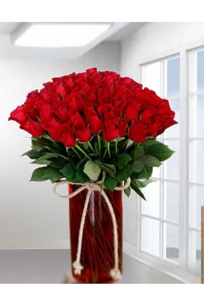 En ucuz cam vazoda 101 kırmızı gül En ucuz cam vazoda 101 kırmızı gül